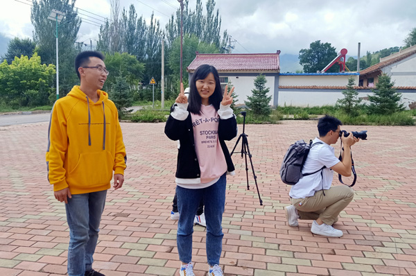 08大学生们在为董庄村的老人、孩子们拍照.jpg 08大学生们在为董庄村的老人、孩子们拍照.jpg