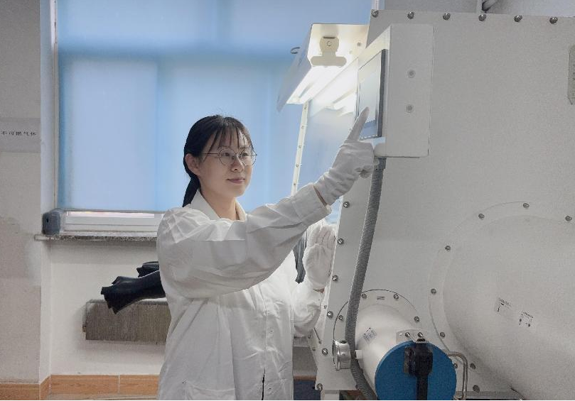科研一线丨石爽爽：晶体生长虽慢，但每一步都通向光的未来